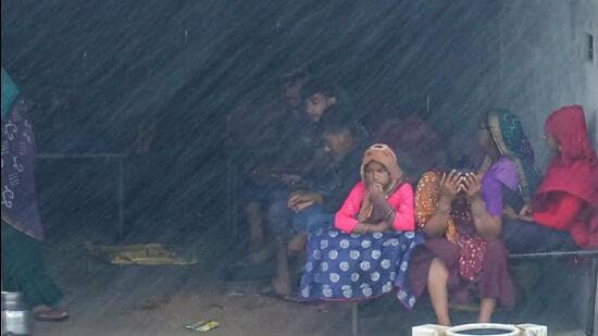 A family taking shelter in an abandoned shop in Gujarat’s Mandvi. (AFP)