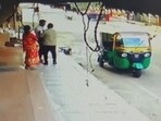 Bengaluru man gets thrashed by an auto driver for not cancelling the trip. Video Bengaluru man gets thrashed by an auto driver for not cancelling the trip. Video