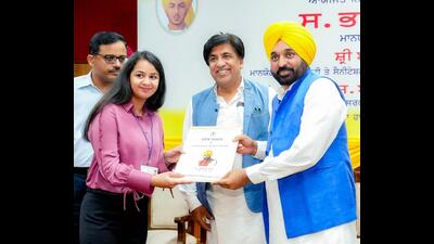 Addressing a function to hand over job letters Mann slammed the Shiromani Akali Dal chief Sukhbir Badal for calling him ‘mad’. (HT Photo) Addressing a function to hand over job letters Mann slammed the Shiromani Akali Dal chief Sukhbir Badal for calling him ‘mad’. (HT Photo)