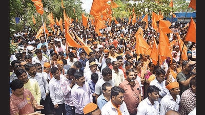 The protesters were raising ‘Jai Shri Ram’ alogans and against CIDCO as shops in the way from Sector 4 to the CIDCO office downed shutters on Saturday. (Bachchan Kumar/ HT PHOTO) The protesters were raising ‘Jai Shri Ram’ alogans and against CIDCO as shops in the way from Sector 4 to the CIDCO office downed shutters on Saturday. (Bachchan Kumar/ HT PHOTO)