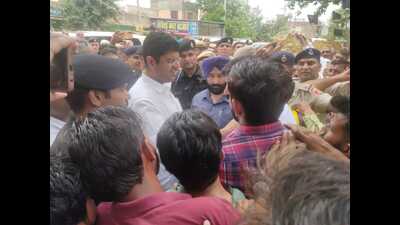 Farmers and sarpanches staged a protest against Haryana deputy chief minister Dushyant Chautala during his visit to Pili Mandori village in Fatehabad on Saturday. (HT Photo) Farmers and sarpanches staged a protest against Haryana deputy chief minister Dushyant Chautala during his visit to Pili Mandori village in Fatehabad on Saturday. (HT Photo)