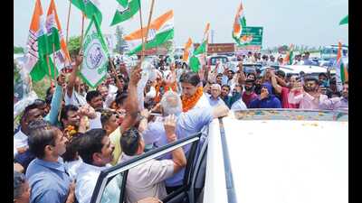 In an effort to reach out to the commission agents and the farmers, Congress MP Deepender Hooda on Saturday said that if voted to power, they will be linked to the old mandi system. (HT Photo)