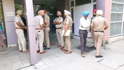 The police are also questioning the rationale behind keeping such a big amount at the Sewa Kendra. (HT Photo) The police are also questioning the rationale behind keeping such a big amount at the Sewa Kendra. (HT Photo)