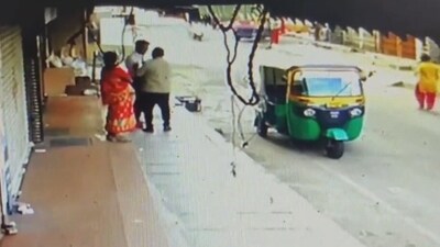 Bengaluru man gets thrashed by an auto driver for not cancelling the trip. Video Bengaluru man gets thrashed by an auto driver for not cancelling the trip. Video