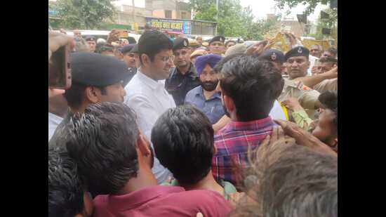 Farmers and sarpanches staged a protest against Haryana deputy chief minister Dushyant Chautala during his visit to Pili Mandori village in Fatehabad on Saturday. (HT Photo)