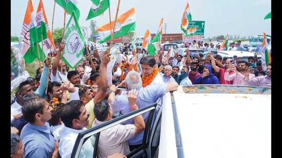 In an effort to reach out to the commission agents and the farmers, Congress MP Deepender Hooda on Saturday said that if voted to power, they will be linked to the old mandi system. (HT Photo)