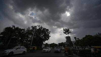 Clouds seen hovering over the skies at Connaught Place, in New Delhi on Sunday. (Sanchit Khanna/HT) Clouds seen hovering over the skies at Connaught Place, in New Delhi on Sunday. (Sanchit Khanna/HT)