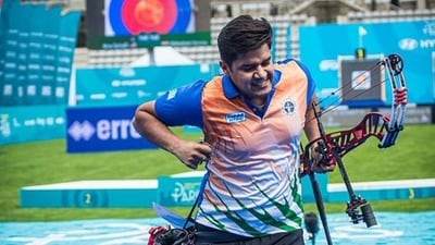 Abhishek Verma defeated James Lutz of USA 148-146 on Saturday. Abhishek Verma defeated James Lutz of USA 148-146 on Saturday.