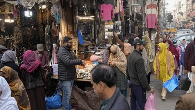 Pakistan Economic Crisis: People visit a market for shopping in Lahore, Pakistan. (AP) Pakistan Economic Crisis: People visit a market for shopping in Lahore, Pakistan. (AP)