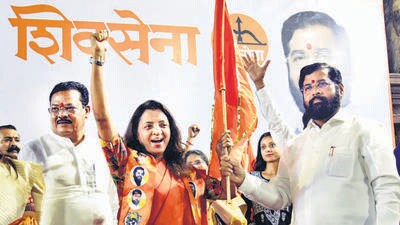 While Kayande joined the Shiv Sena on Sunday night in the presence of Chief Minister Eknath Shinde at Thane, there are speculations that other Sena (UBT) women leaders and former corporators could also go the same way in the coming days. But while this points to the women’s unhappiness with Thackeray’s leadership as the most likely cause, Sena (UBT) leaders said that pure personal agenda was behind the women’s move. (Praful Gangurde / HT Photo)