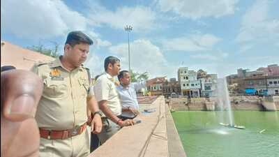 officials assessing Mudiya Purnima fair preparations at Goverdhan, Mathura from June 27. (HT Photo)