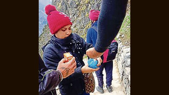Accused, Mandeep kaur accepting packed juice from the ‘chabeel’ counter. (HT Photo)
