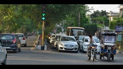 Along with smart traffic lights, as many as 250 CCTV cameras will be installed to keep a check on traffic violators and maintain surveillance. (Manish/HT) Along with smart traffic lights, as many as 250 CCTV cameras will be installed to keep a check on traffic violators and maintain surveillance. (Manish/HT)