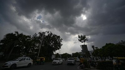 Clouds seen hovering over the skies at Connaught Place, in New Delhi on Sunday. (Sanchit Khanna/HT) Clouds seen hovering over the skies at Connaught Place, in New Delhi on Sunday. (Sanchit Khanna/HT)
