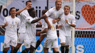Italy's midfielder Davide Frattesi (2-R) celebrates scoring his team's second goal during the UEFA Nations League football match for third place (AFP) Italy's midfielder Davide Frattesi (2-R) celebrates scoring his team's second goal during the UEFA Nations League football match for third place (AFP)