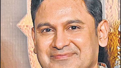 Indian film writer and director Om Raut (L), producer Bhushan Kumar (C) and poet, screenwriter Manoj Muntashir Shukla attend the trailer launch of their upcoming mythological movie 'Adipurush' in Mumbai on May 9, 2023. (Photo by Sujit JAISWAL / AFP) (AFP) Indian film writer and director Om Raut (L), producer Bhushan Kumar (C) and poet, screenwriter Manoj Muntashir Shukla attend the trailer launch of their upcoming mythological movie 'Adipurush' in Mumbai on May 9, 2023. (Photo by Sujit JAISWAL / AFP) (AFP)