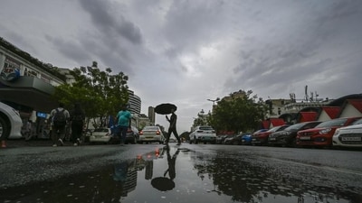 Delhi wakes up to light rain, gets brief relief from scorching heat Delhi wakes up to light rain, gets brief relief from scorching heat