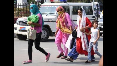 On a hot day in Patna on Monday. (Santosh Kumar/HT Photo)