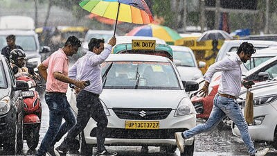 People run for shelter after sudden rain at Connaught Place on Monday. (Sanchit Khanna/HT Photo) People run for shelter after sudden rain at Connaught Place on Monday. (Sanchit Khanna/HT Photo)