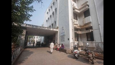 The decision to expand facilities at Aundh District Hospital (ADH), Sangvi on the basis of PPP has sparked outrage among activists (HT FILE PHOTO) The decision to expand facilities at Aundh District Hospital (ADH), Sangvi on the basis of PPP has sparked outrage among activists (HT FILE PHOTO)