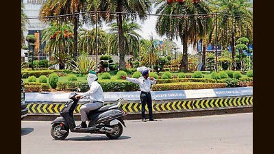 Traffic police said that the diversions will remain in place till the time the procession crosses the route. (Manish/HT) Traffic police said that the diversions will remain in place till the time the procession crosses the route. (Manish/HT)