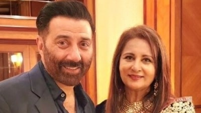 Sunny Deol and Poonam Dhillon reunite at Karan Deol's wedding reception