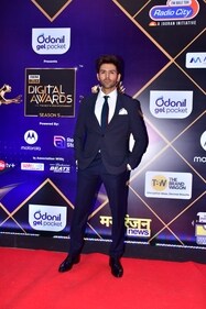 Kartik Aryan looked dashing in a blue suit and white shirt. (HT photo/VarinderChawla)