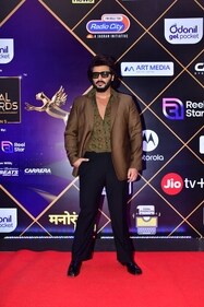 Arjun Kapoor looks dashing in a printed shirt and black pants. (HT photo/VarinderChawla)