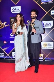 Rakul Preet Singh and Jackky Bhagnani make a stunning couple on the red carpet (HT photo/VarinderChawla)