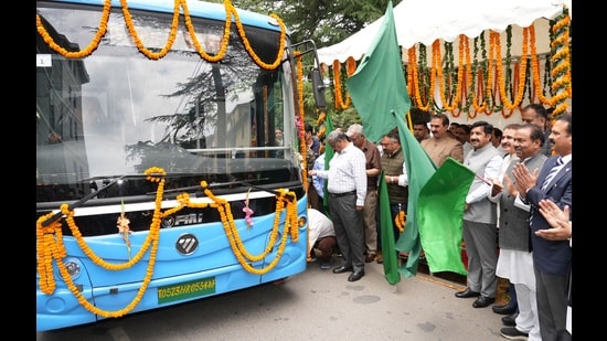 Himachal CM Sukhvinder Singh Sukhu flagged off twenty new e-buses from Chaura Maidan Shimla. (HT Photo)