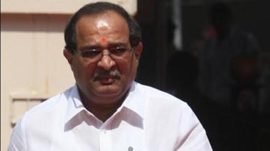 Maharashtra revenue minister Radhakrishna Vikhe Patil suffered a setback on his home turf after the panel he promoted faced defeat during the Ganesh cooperative sugar factory elections. (HT)