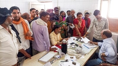 People crowd a hospital desk in Ballia district, UP. The largest hospital in Ballia district in Uttar Pradesh is unable to accommodate more patients. Officials said the morgue was full after 54 people, all of whom were elderly suffering from various health issues, who died during the heat wave. Some families were asked to take the bodies of their relatives home, reported AP. (AP) People crowd a hospital desk in Ballia district, UP. The largest hospital in Ballia district in Uttar Pradesh is unable to accommodate more patients. Officials said the morgue was full after 54 people, all of whom were elderly suffering from various health issues, who died during the heat wave. Some families were asked to take the bodies of their relatives home, reported AP. (AP)