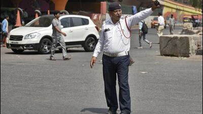 A police personnel manages traffic on a hot day in New Delhi. (Burhaan Kinu/HT File Photo) A police personnel manages traffic on a hot day in New Delhi. (Burhaan Kinu/HT File Photo)