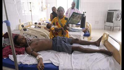 An attendant uses a hand fan to comfort a patient at the Barabanki district hospital. (Deepak GuptaHT Photo) An attendant uses a hand fan to comfort a patient at the Barabanki district hospital. (Deepak GuptaHT Photo)