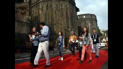 G20 delegates visit Shaniwar wada during Heritage walk on Tuesday. (HT PHOTO)