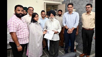 MC commissioner Shena Aggarwal distributing UPID cards in Ludhiana on Tuesday. (HT Photo) MC commissioner Shena Aggarwal distributing UPID cards in Ludhiana on Tuesday. (HT Photo)