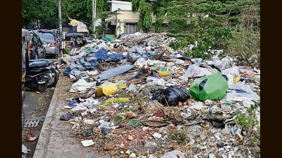 Mumbai, India - June 20, 2023 : Garbage seen on 16th Road and 30th Road corner at Bandra, in Mumbai, India, on Tuesday, June 20, 2023. (Photo by Vijay Bate/HT Photo) Mumbai, India - June 20, 2023 : Garbage seen on 16th Road and 30th Road corner at Bandra, in Mumbai, India, on Tuesday, June 20, 2023. (Photo by Vijay Bate/HT Photo)