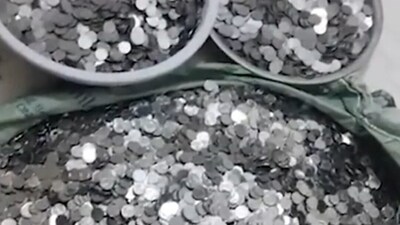 Coins brought by the man to pay for maintenance during divorce proceeding. (Twitter)