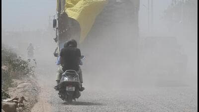 Data showed that the most complaints on the app were about potholes (30,334 instances), followed by debris in the open (29,737) and broken footpaths or dividers (11,349). (Sunil Ghosh /HT PHOTO) Data showed that the most complaints on the app were about potholes (30,334 instances), followed by debris in the open (29,737) and broken footpaths or dividers (11,349). (Sunil Ghosh /HT PHOTO)