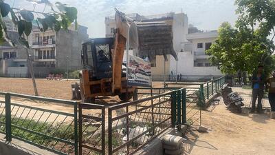 GMADA chief administrator Rajiv Kumar Gupta said the illegal hoardings were causing distraction while driving, resulting in road mishaps, besides being an eyesore. (HT Photo)