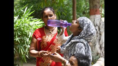 In Patna on Tuesday. Meteorologists said heatwave conditions will soon abate in the state as monsoon is most likely to pick up pace and spread over the state within 48 hours. (HT Photo) In Patna on Tuesday. Meteorologists said heatwave conditions will soon abate in the state as monsoon is most likely to pick up pace and spread over the state within 48 hours. (HT Photo)