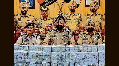 Ludhiana police with the recovered money during a press conference. (HT Photo) Ludhiana police with the recovered money during a press conference. (HT Photo)