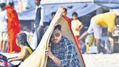 Mumbai, India - May 27, 2023: A man shields himself from heat on the seashore, in Mumbai, India, on Saturday, May 27, 2023. (Photo by Vijay Bate/HT Photo) (HT PHOTO)