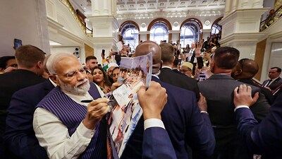 PM Modi being welcomed at the Lotte New York Palace Hotel on Tuesday. (PTI) PM Modi being welcomed at the Lotte New York Palace Hotel on Tuesday. (PTI)