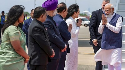PM Modi in US: Various delegates welcome PM Modi upon his arrival at John F. Kennedy Airport in New York, US on Tuesday. (PTI) PM Modi in US: Various delegates welcome PM Modi upon his arrival at John F. Kennedy Airport in New York, US on Tuesday. (PTI)