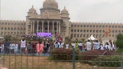 The theme of Yoga Day this year is ‘Yoga – Vasudhaiva Kutumbakam’. (Sivasubramaniam Jayaraman/Twitter) The theme of Yoga Day this year is ‘Yoga – Vasudhaiva Kutumbakam’. (Sivasubramaniam Jayaraman/Twitter)