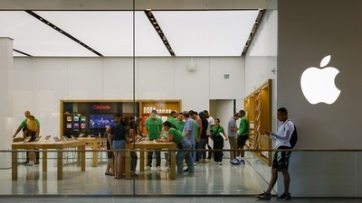 Workers at two of Apple’s roughly 270 retail stores voted to unionize last year, in Maryland and Oklahoma, amid a broader wave of landmark organizing wins at longtime nonunion firms. (Bloomberg) Workers at two of Apple’s roughly 270 retail stores voted to unionize last year, in Maryland and Oklahoma, amid a broader wave of landmark organizing wins at longtime nonunion firms. (Bloomberg)