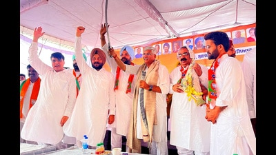 Union minister Gajendra Shekhawat,BJP state president Ashwani and others leaders during a rally in Talwandi Sabo in Bathinda on Wednesday. (Sanjeev Kumar/HT) Union minister Gajendra Shekhawat,BJP state president Ashwani and others leaders during a rally in Talwandi Sabo in Bathinda on Wednesday. (Sanjeev Kumar/HT)
