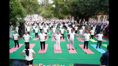 Union minister Gajendra Singh Shekhawat, Punjab governor and UT administrator Banwarilal Purohit and mayor Anup Gupta performing yoga with officials and residents at Rock Garden, Chandigarh. (HT Photo) Union minister Gajendra Singh Shekhawat, Punjab governor and UT administrator Banwarilal Purohit and mayor Anup Gupta performing yoga with officials and residents at Rock Garden, Chandigarh. (HT Photo)