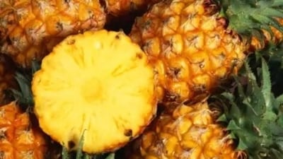 Pineapple: Loaded with manganese, a powerful mineral and Vitamin C, pineapple comes with multiple health benefits and should be included in the daily diet.&nbsp; (Unsplash)